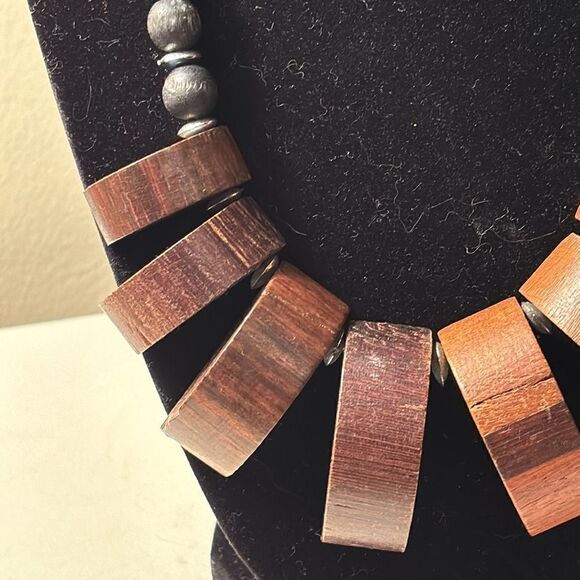 Two tone carved and shaped wooden beaded statement necklace 17-19” - Picture 3 of 6
